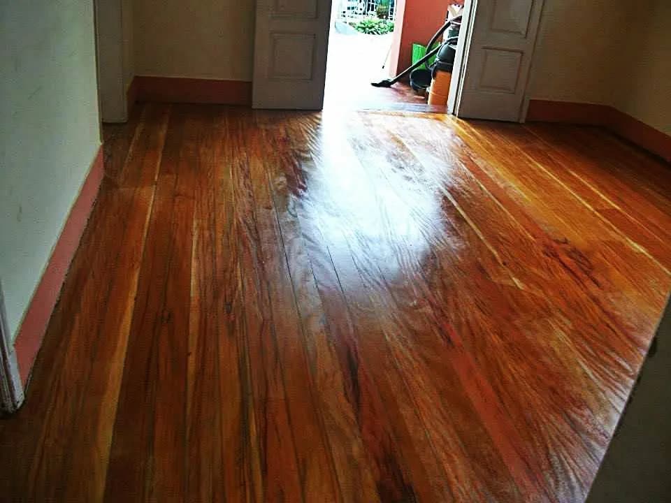 Assoalho de madeira nobre restaurado com brilho natural e cores vibrantes