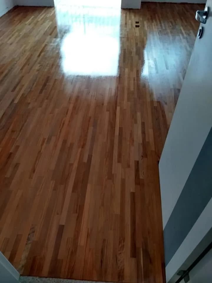Assoalho de madeira com sinteco de alto brilho em sala residencial