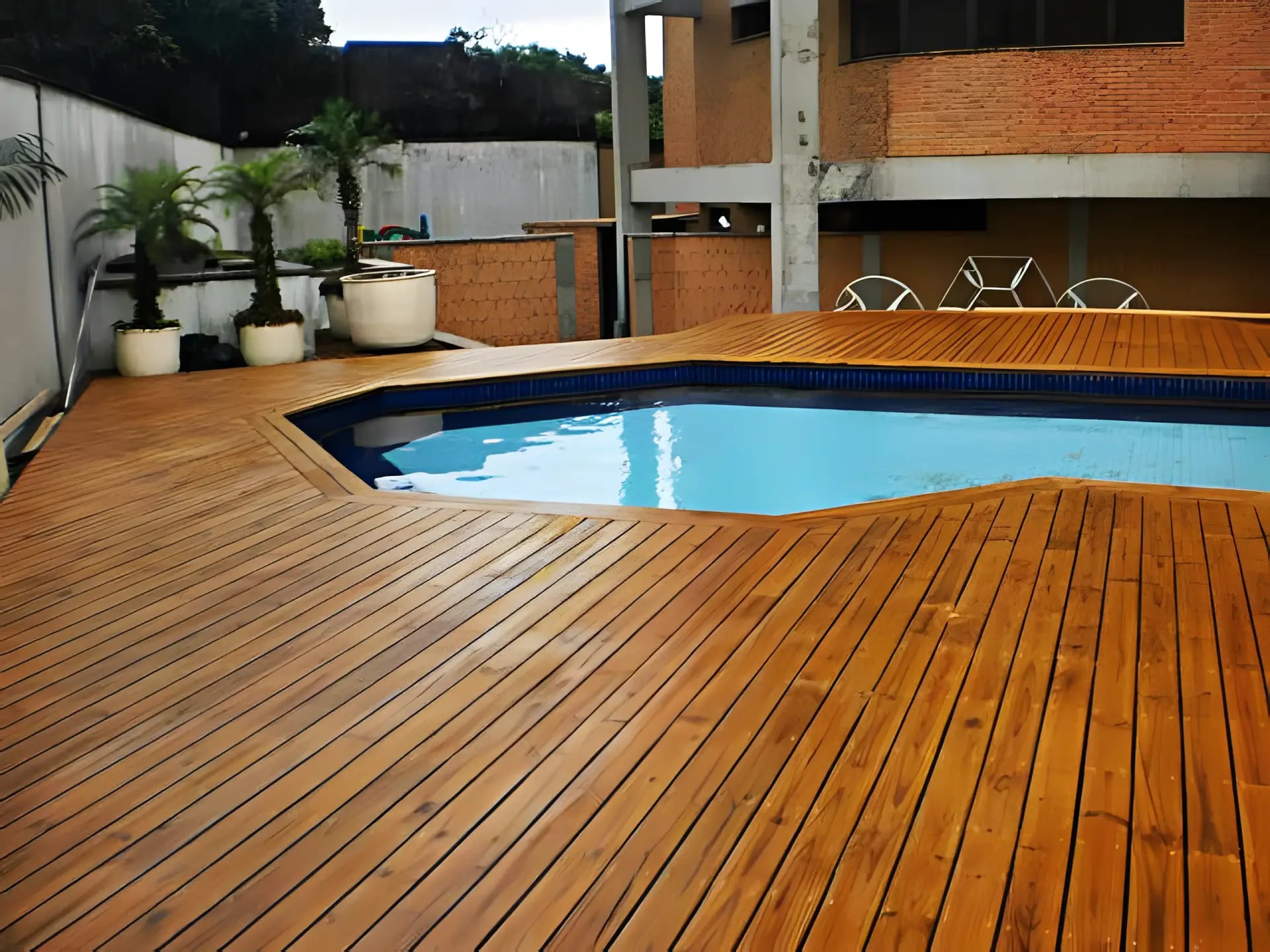 Piso de madeira com acabamento profissional pela Tacos e Pisos